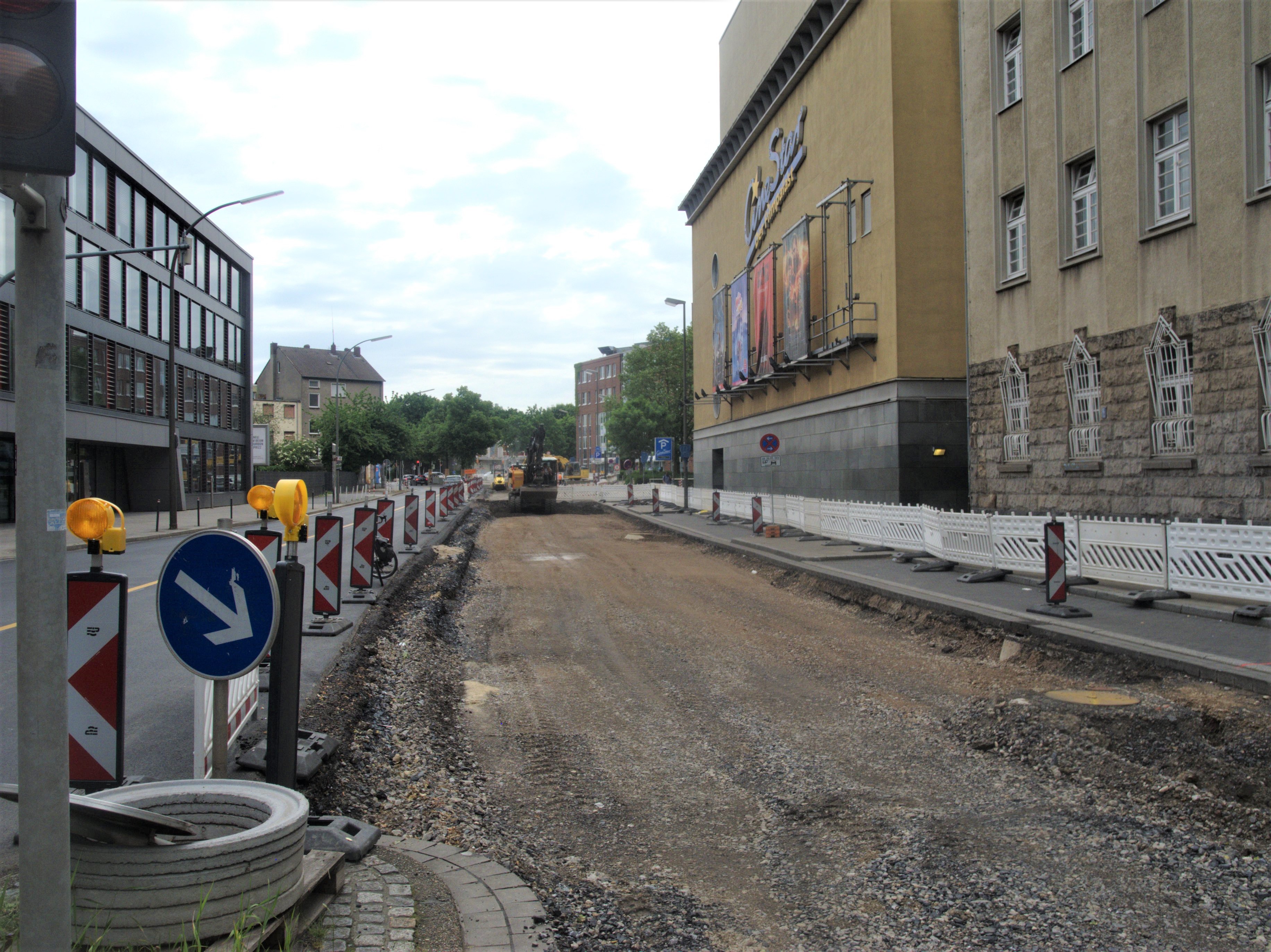 Der Unterbau der südlichen Fahrbahn der Steinstraße zwischen Quadbeck- und Leopoldstraße wird vorbereitet. (16.05.22)
