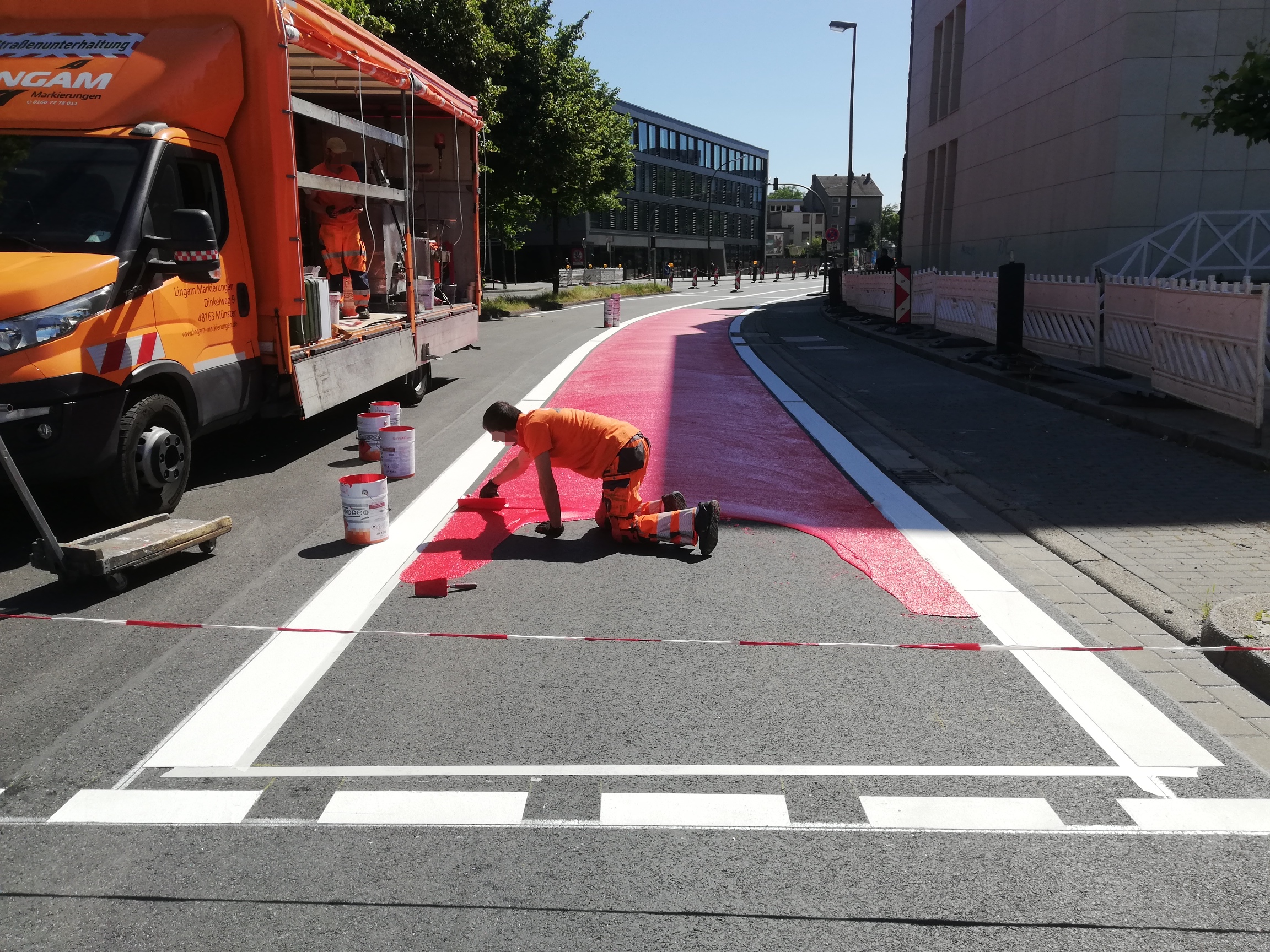 Auf der Steinstraße zwischen Leopold- und Baumstraße werden die ersten Rotmarkierungen aufgebracht. (16.06.2022)