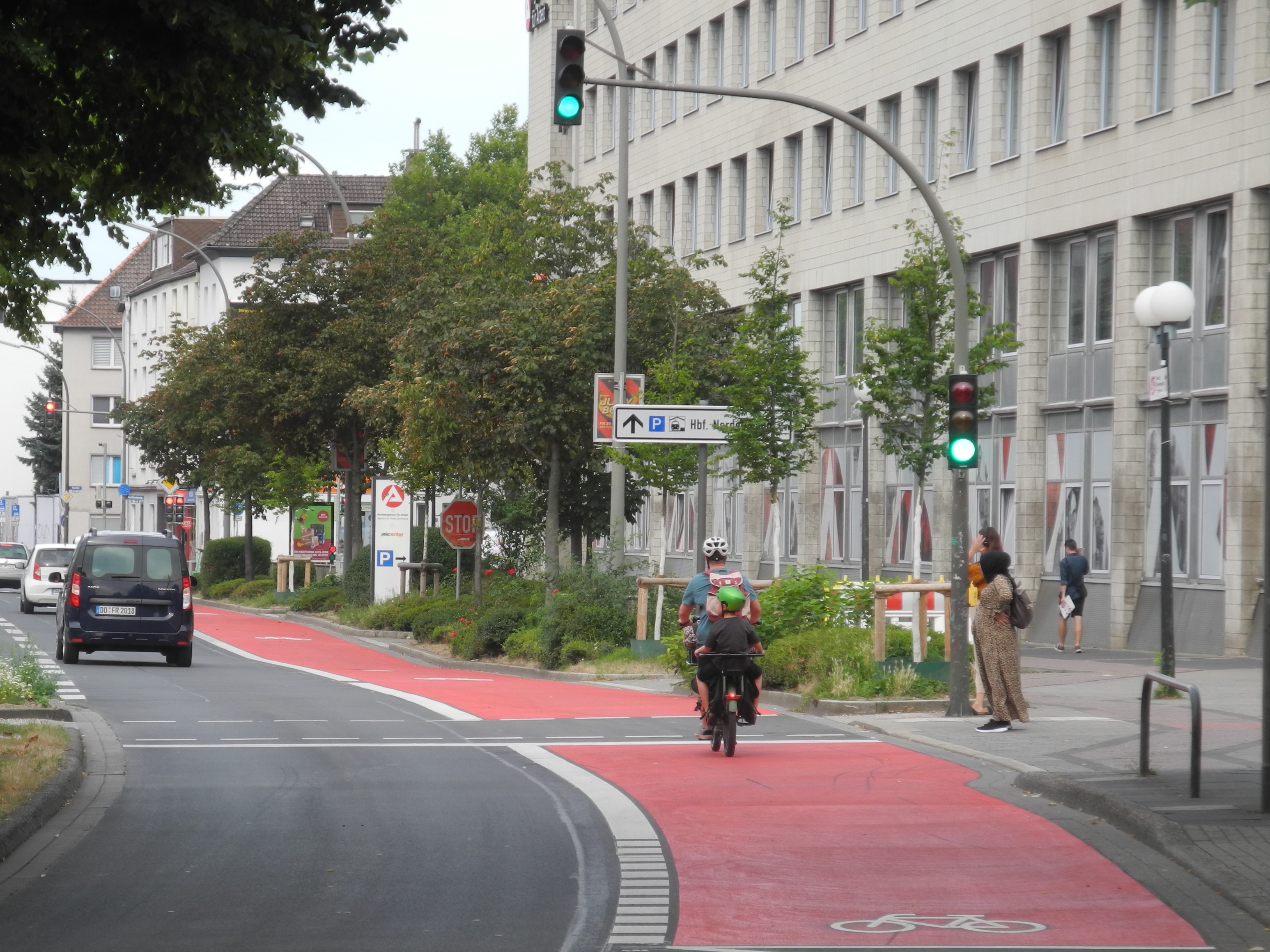 Auch der nördliche Radfahrstreifen leuchtet rot. (09.07.22)