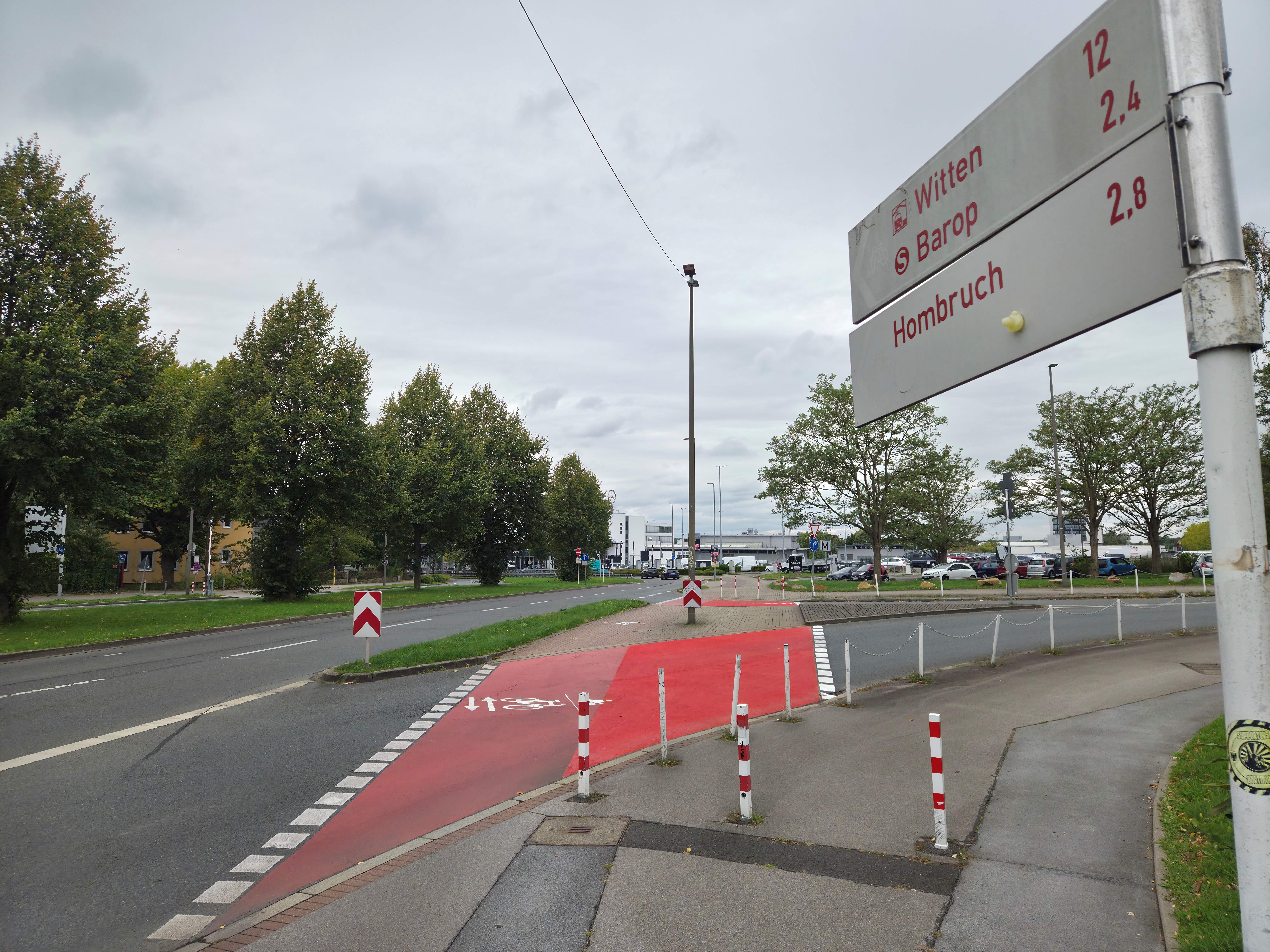 Rotmarkierte Fahrradfurt. Radwegweiser mit den Zielen Barop, Hombruch und Witten rechts im Bild. 