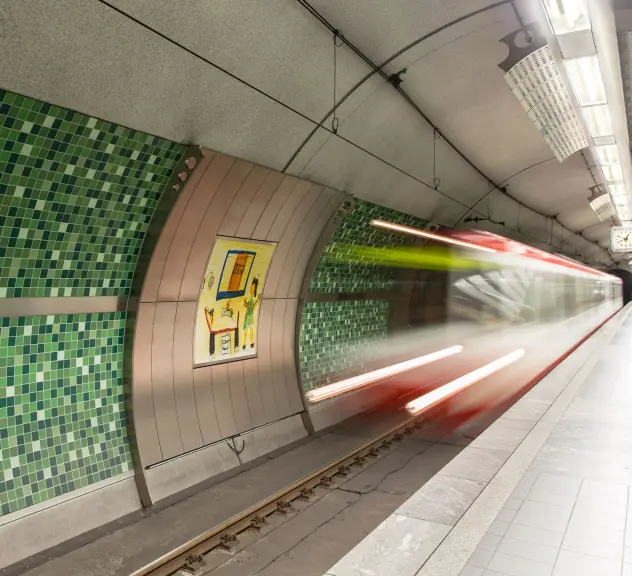 U-Bahn Haltestelle Staedische Kliniken, U-Bahn fährt ein verzehrt somit das Bild