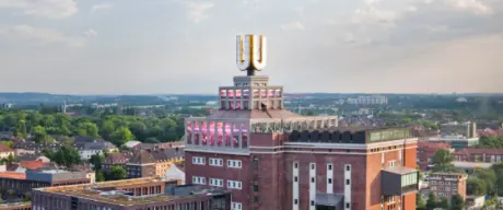 Das Dortmunder U in der Totalen, im Hintergrund die Stadt Dortmund.