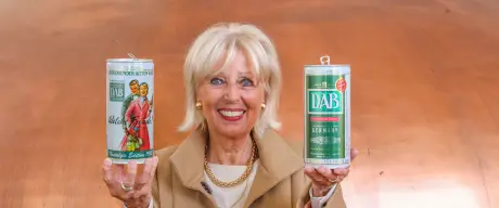 Die ehemalige Mitarbeiterin Gabriele Skalli mit der Nostalgieedition einer 1-Liter-Dose Dortmunder Export