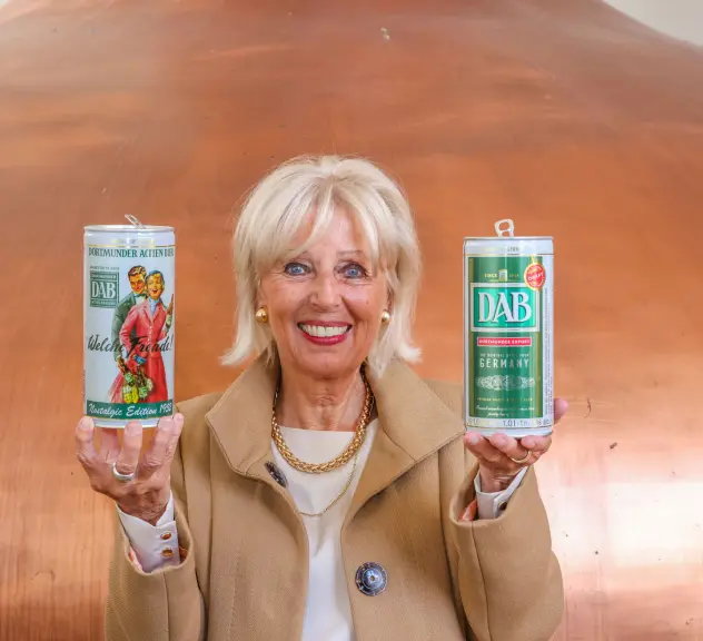 Die ehemalige Mitarbeiterin Gabriele Skalli mit der Nostalgieedition einer 1-Liter-Dose Dortmunder Export