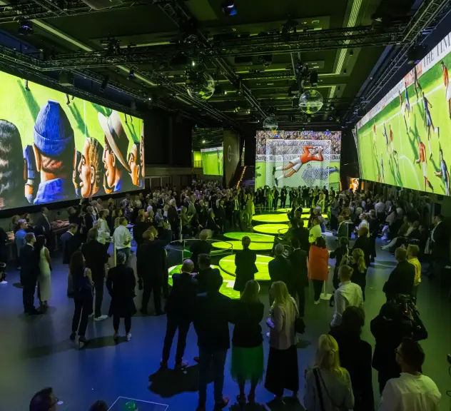 Besucher*innen bei der Eröffnung der Ausstellung