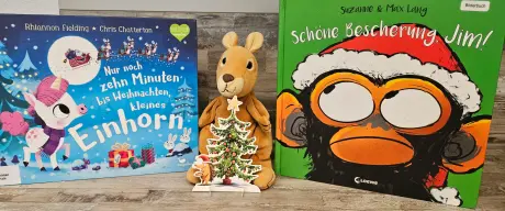 Ein Stoffkänguru zwischen dem Bilderbüchern Nur noch zehn Minuten bis Weihnachten kleines Einhorn und Schöne Bescherung Jim