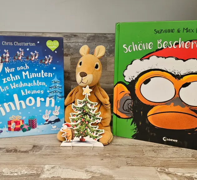 Ein Stoffkänguru zwischen dem Bilderbüchern Nur noch zehn Minuten bis Weihnachten kleines Einhorn und Schöne Bescherung Jim