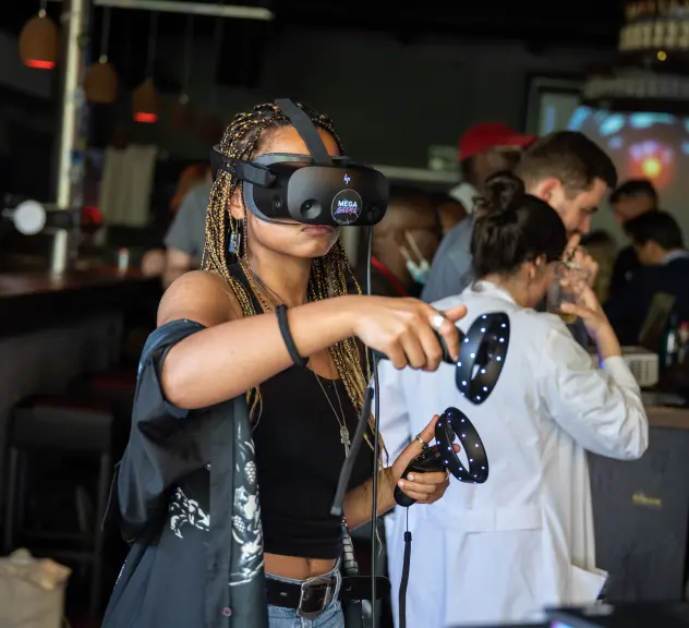 Eine Frau probiert eine VR-Brille aus