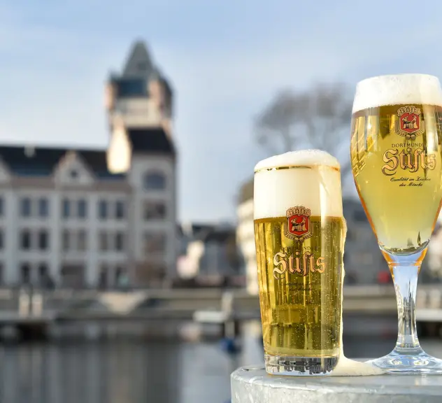 Biergläser der Stifts Brauerei vor der Hörder Burg