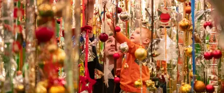 Der weihnachtliche Deko-Dschungel im Ausstellungsbereich Konsum.