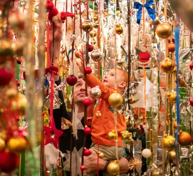 Der weihnachtliche Deko-Dschungel im Ausstellungsbereich Konsum.