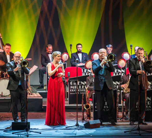 Glenn Miller Orchestra mit Sängerin auf der Bühne