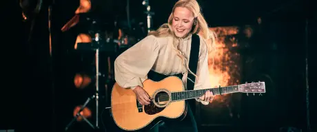 Tina Dico mit Gitarre auf der Bühne