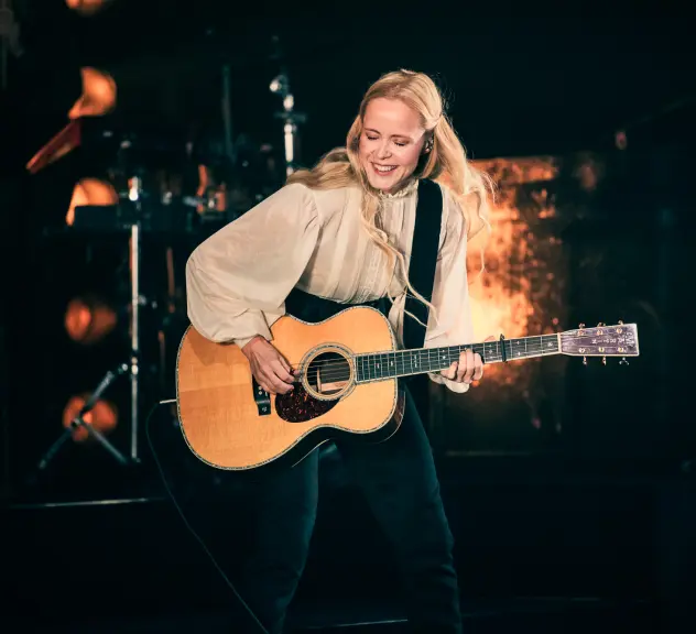 Tina Dico mit Gitarre auf der Bühne