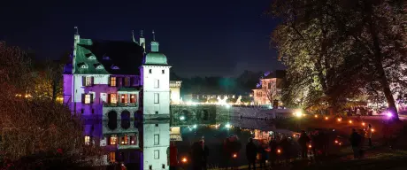 Das beleuchtete Schloss Bodelschwingh bei Nacht