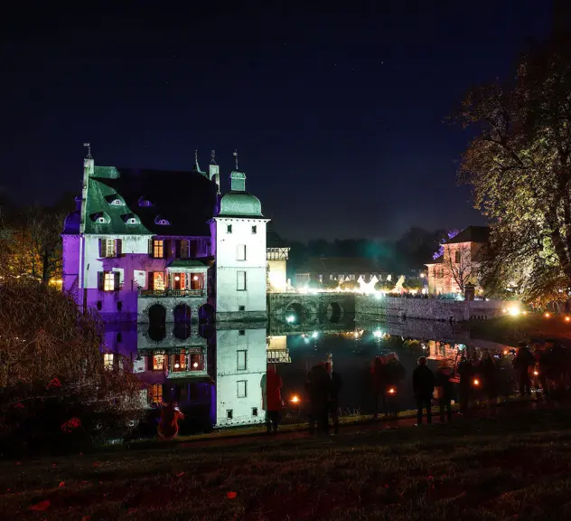 Das beleuchtete Schloss Bodelschwingh bei Nacht